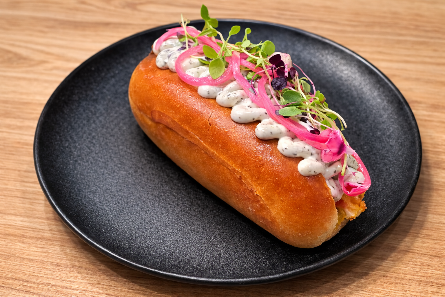 Hot dog con cebolla y salsa
